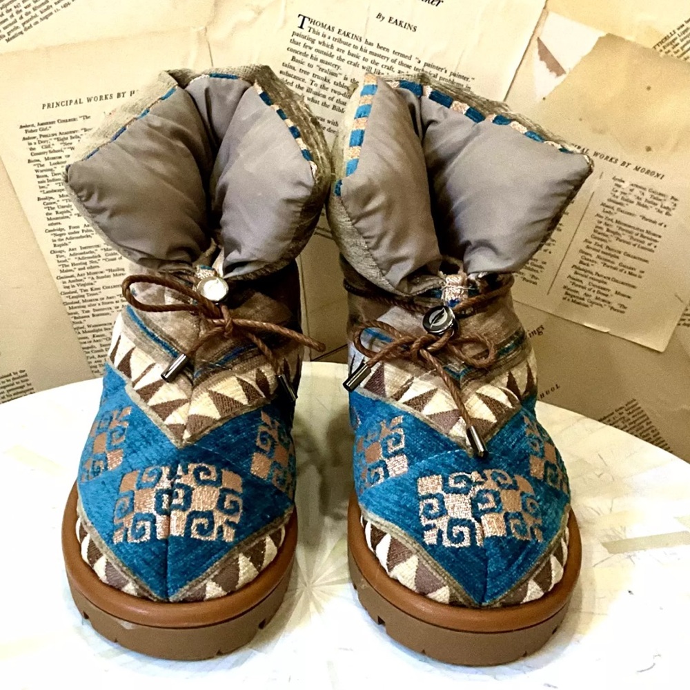 Anthropologie Flufie Pillow Snow Boot Goose Down Velvet Jacquard Blue Tan - Picture 5 of 7